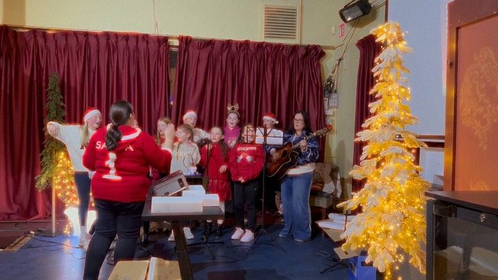 A huge thank you to St. Anne’s Church Choir for singing at our Mini Market last night! 🎶✨
They were absolutely fantastic and added such a lovely atmosphere to the evening. We’re so proud of all the children from Glenasmole NS who are part of the choir, you represented your school beautifully. 💛💚 A special word of thanks to Amanda West for all her hard work and for so kindly organising the choir to take part on the night. Well done to everyone involved! 👏🌟