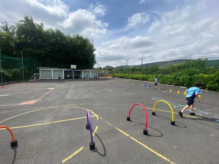 While the rest of the school were on their sponsored walk, the junior and senior infants took part in their own laps around the yard.  The children laughed, ran with friends and enjoyed the sunshine while taking part for our outdoor classroom area 🪾🏃&zwj;♂️🏃&zwj;♀️