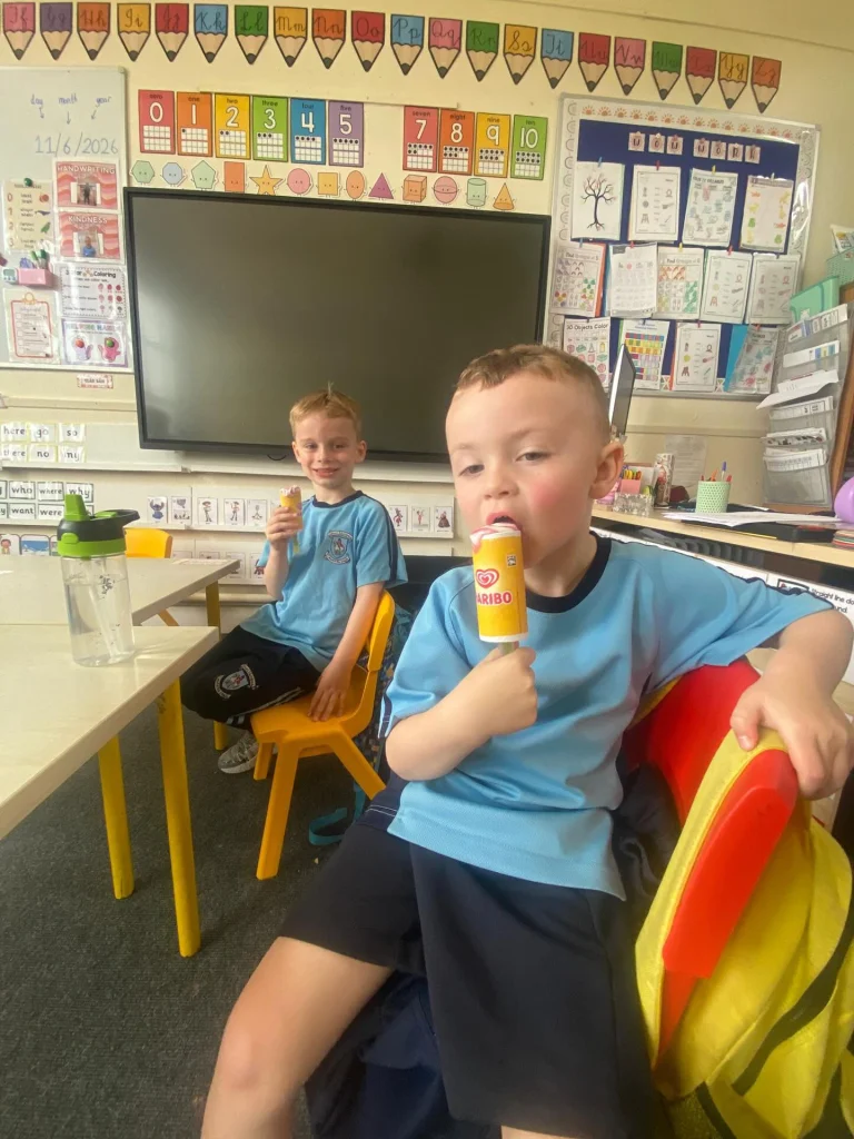 While the rest of the school were on their sponsored walk, the junior and senior infants took part in their own laps around the yard.  The children laughed, ran with friends and enjoyed the sunshine while taking part for our outdoor classroom area 🪾🏃&zwj;♂️🏃&zwj;♀️