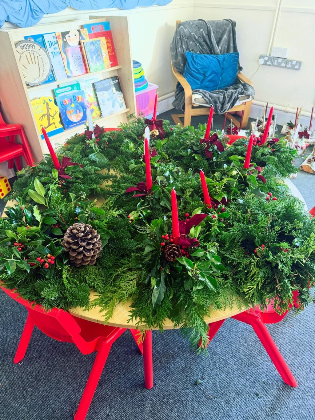 Christmas season has arrived in Glenasmole! We are still blown away by how stunning the children’s wreaths and winter logs turned out for the mini market✨🕯️🎄