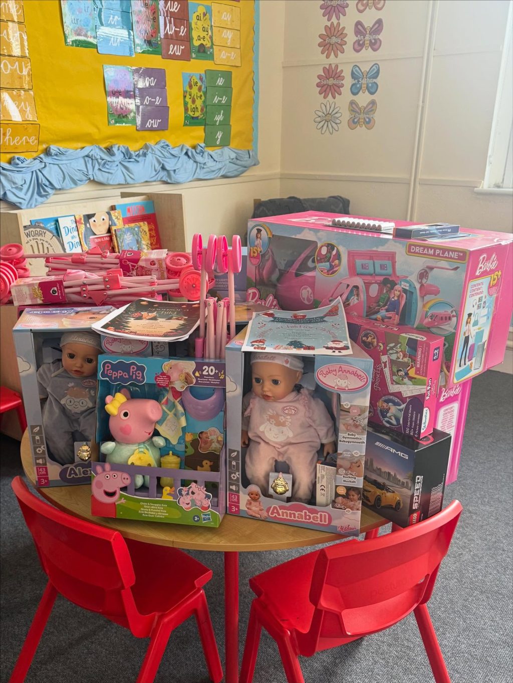 A big thank you to our wonderful parents and pupils for your incredible support of the Sponsor a Child toy collection for the Ballycullen Food Bank. The children helped load everything up today, ready to be delivered. Your generosity will make such a difference to families this Christmas. 🎁