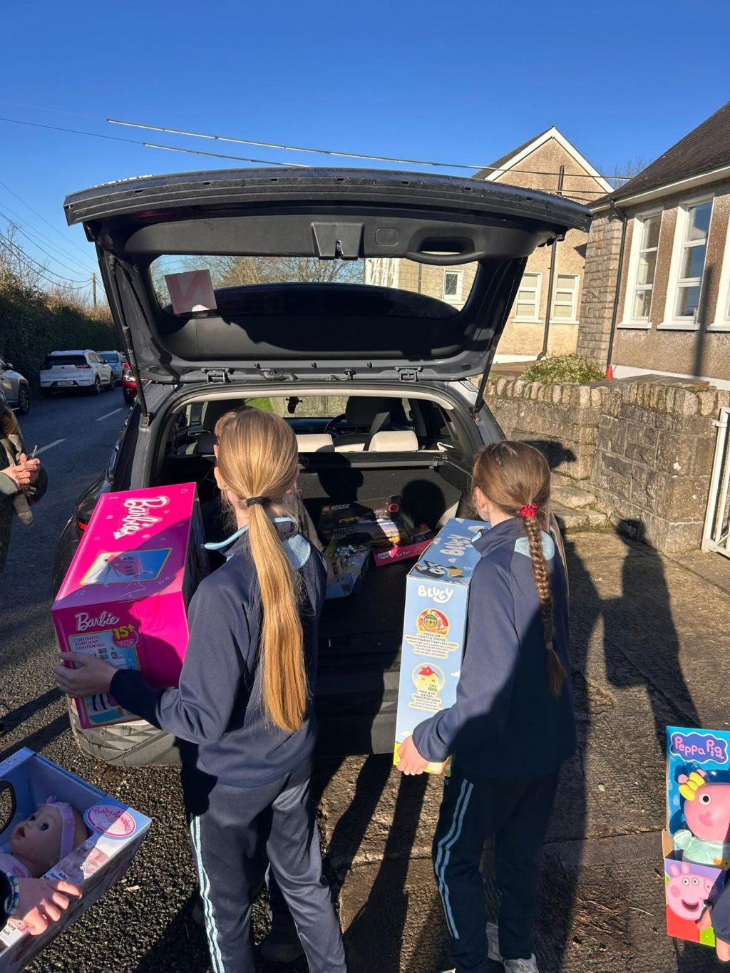 A big thank you to our wonderful parents and pupils for your incredible support of the Sponsor a Child toy collection for the Ballycullen Food Bank. The children helped load everything up today, ready to be delivered. Your generosity will make such a difference to families this Christmas. 🎁